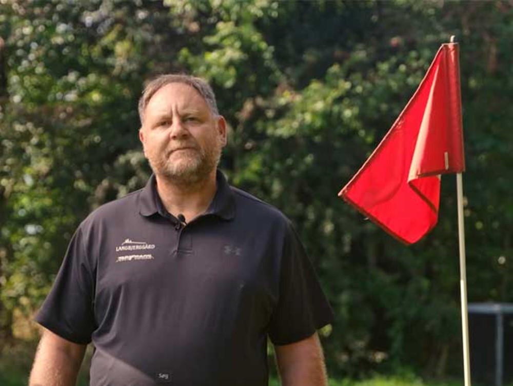 mand-der-staar-med-et-flag.jpg