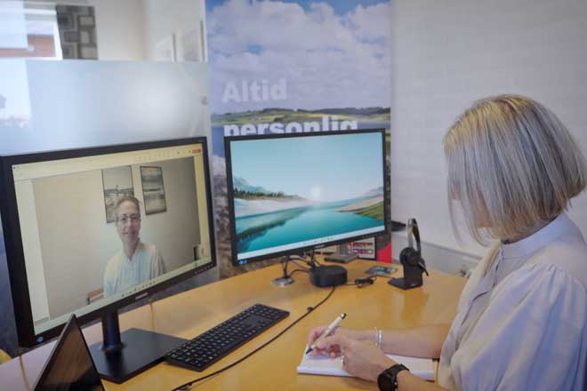 raadgiver-med-kunde-paa-skaerm.jpg