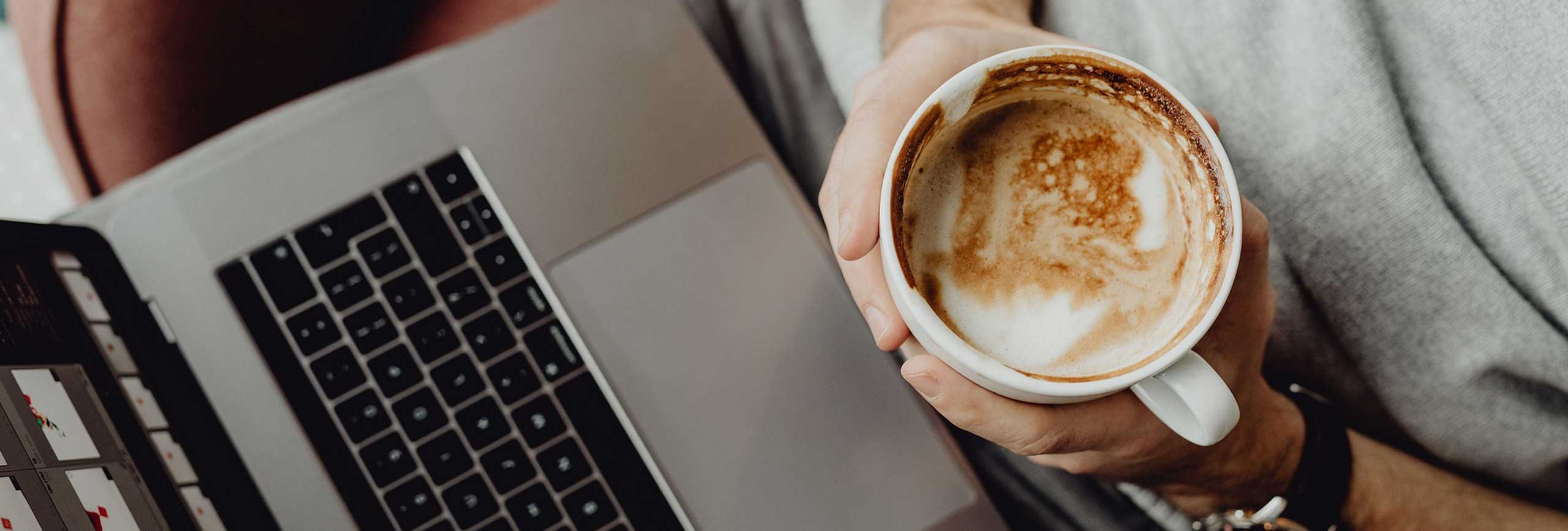 person-med-kaffekop-og-computer.jpg