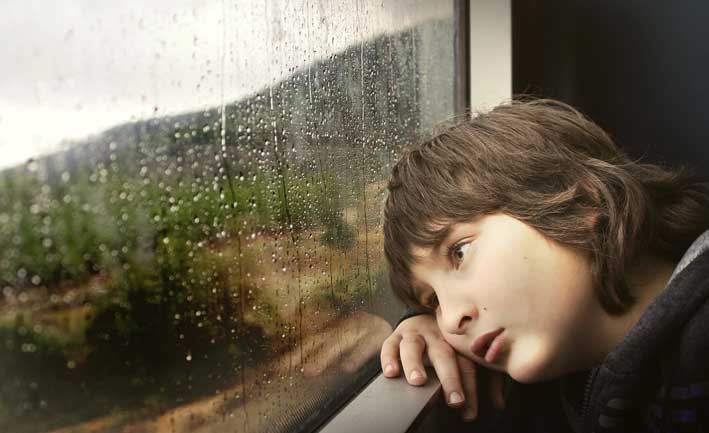 dreng-kigger-ud-af-vinduet.jpg