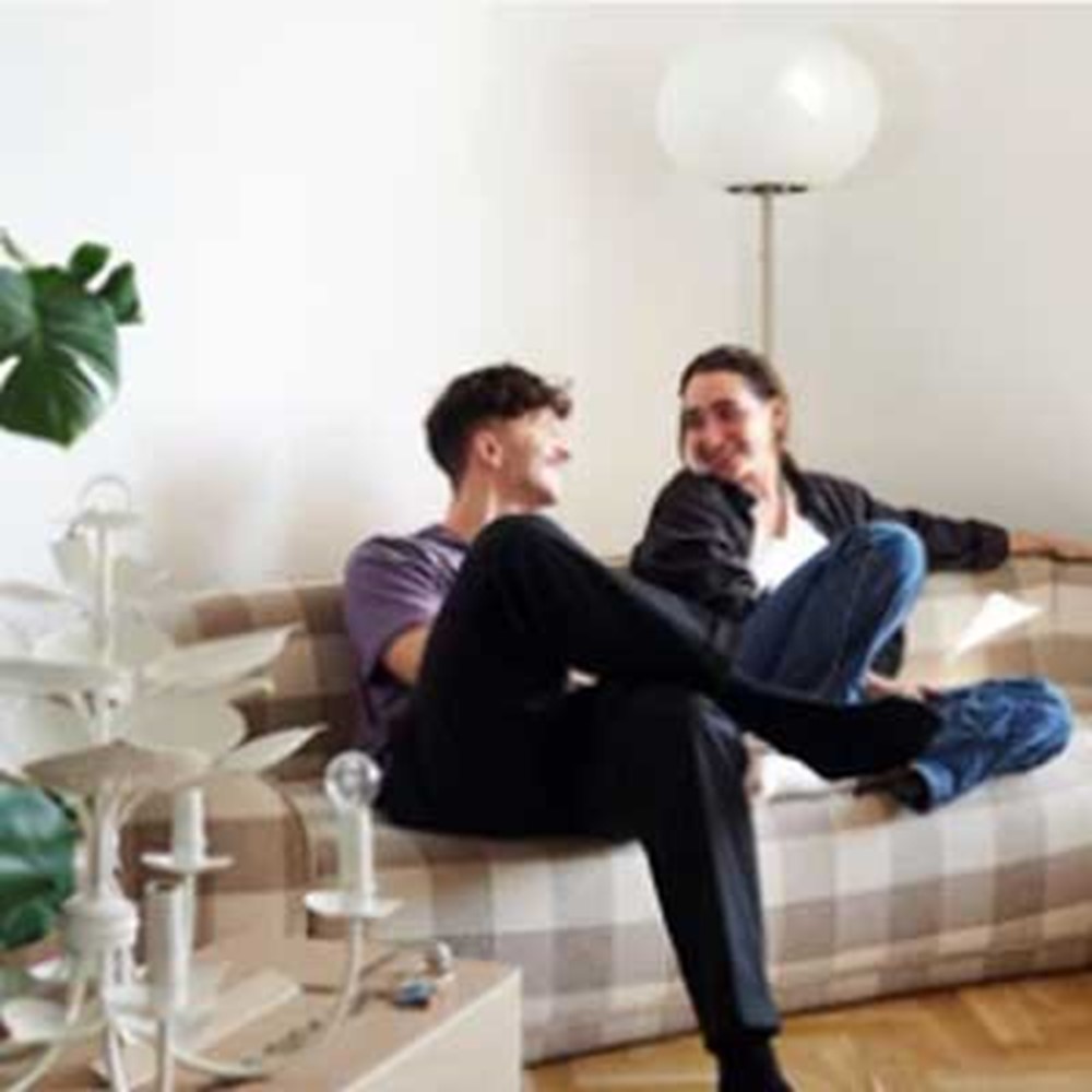 ungt-par-i-sofa-teaser.jpg